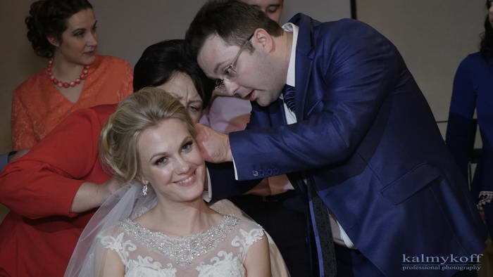 Жених снимает фату Жених снимает фату