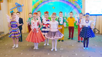 Дети поют песню