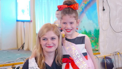 Мама с дочкой на выпускном