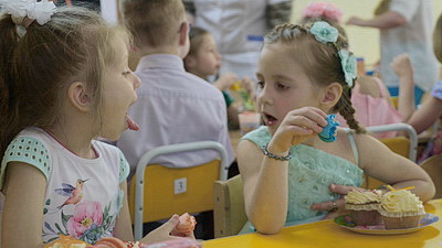 Девочка показывает язык подружке