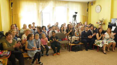 Выпускной бал начнется через несколько минут