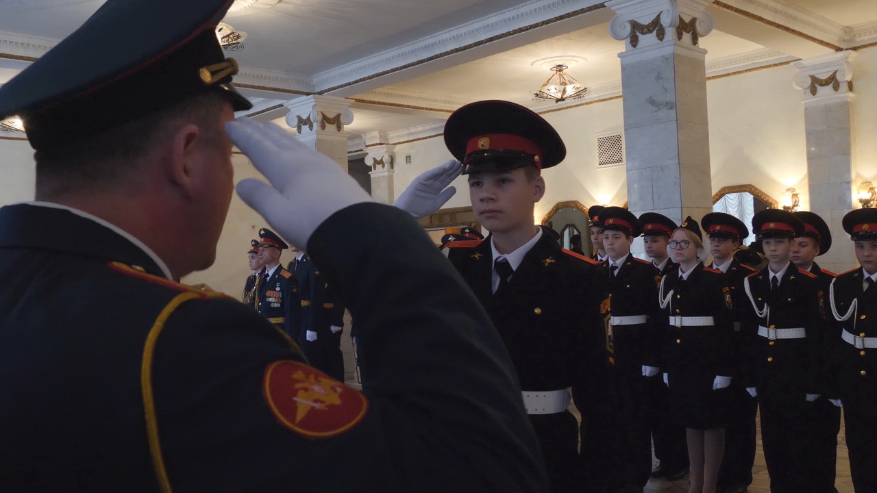Кадет отдает честь командиру