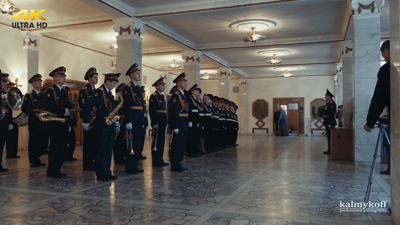 Строй кадет. Равнение налево