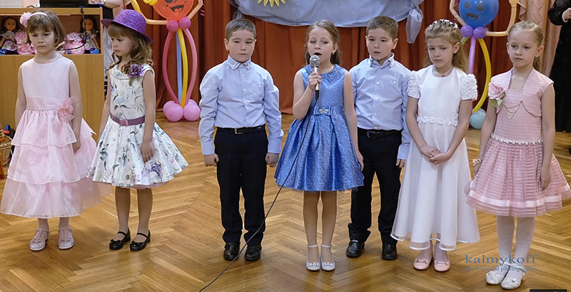 Дети поют песни на выпускном