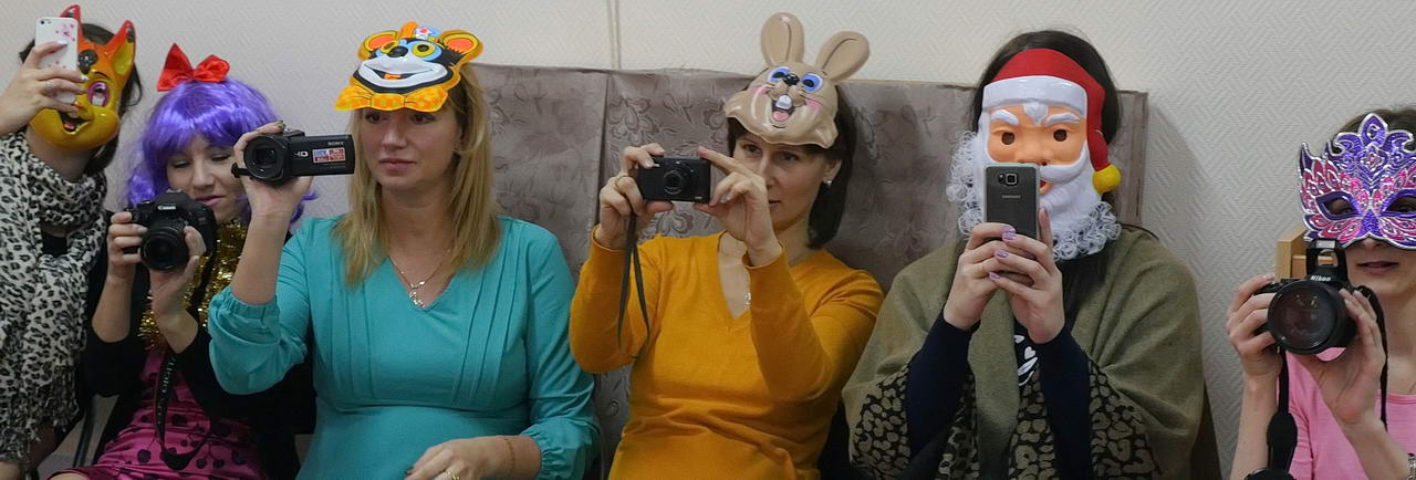 Новогодний утренник в детском саду, родители фотографируют детей