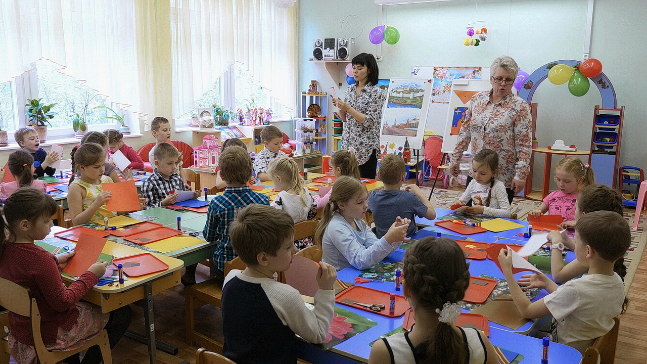 дети в группе детского садика на занятиях