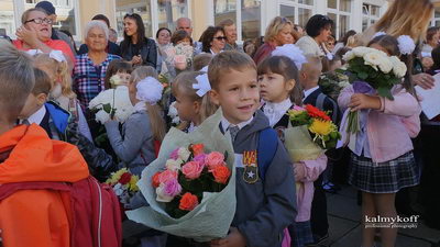 Мальчик с цветами идет в школу Мальчик с цветами идет в школу