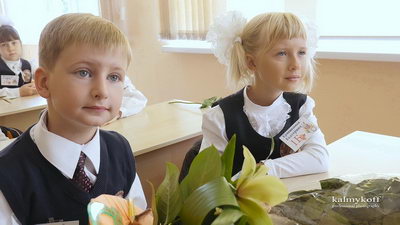 Ученики в школе на первом уроке Ученики в школе на первом уроке