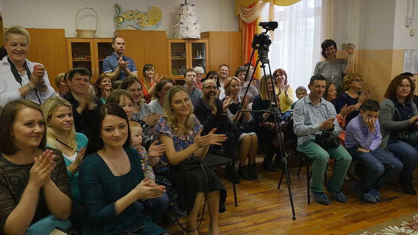 Родители хлопают детям после номера на выпускном